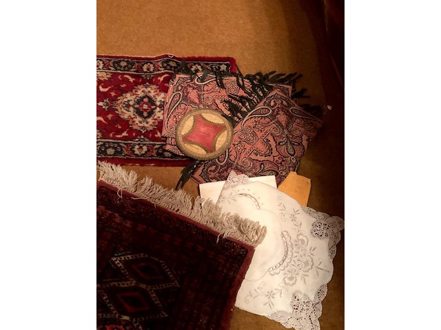 Lot 461 - lot tapijtjes,gehaakte kantjes handwerk - afbeelding 4 van  5