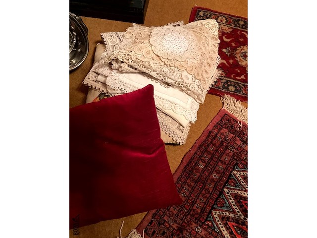 Lot 461 - lot tapijtjes,gehaakte kantjes handwerk - afbeelding 5 van  5