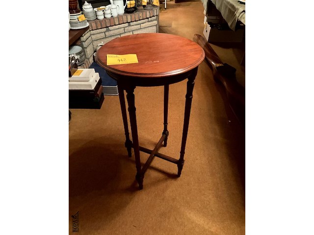 Lot 462 - hoog tafeltje - afbeelding 1 van  4