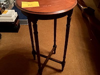 Lot 462 - hoog tafeltje - afbeelding 1 van  4