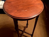Lot 462 - hoog tafeltje - afbeelding 2 van  4