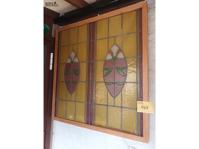 Lot 464 - glas in lood raam - afbeelding 1 van  3
