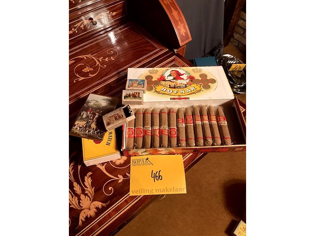 Lot 466 - doos sigaren en lucifers - afbeelding 1 van  2
