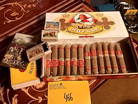Lot 466 - doos sigaren en lucifers - afbeelding 1 van  2