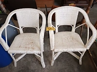 Lot 467 - armstoelen in witte rotan. 2 stuks - afbeelding 1 van  3