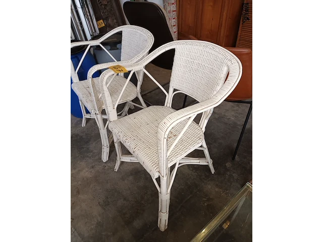 Lot 467 - armstoelen in witte rotan. 2 stuks - afbeelding 2 van  3