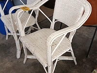 Lot 467 - armstoelen in witte rotan. 2 stuks - afbeelding 2 van  3