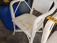 Lot 467 - armstoelen in witte rotan. 2 stuks - afbeelding 3 van  3