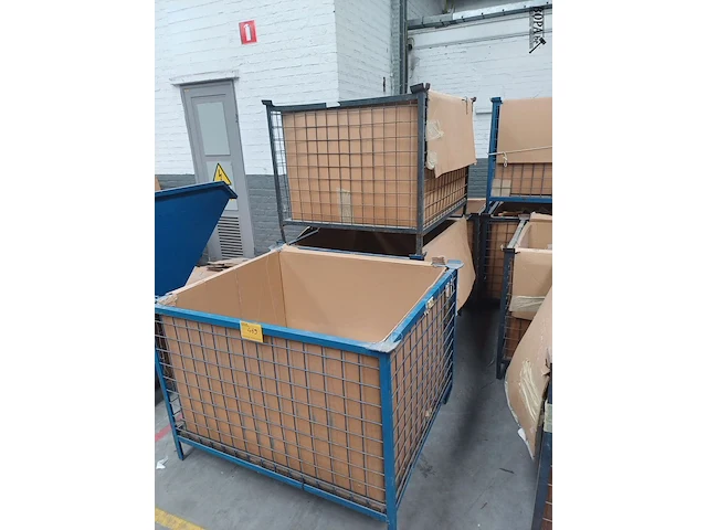 Lot 469 - metalen stapelbak. 4 stuks - afbeelding 1 van  3