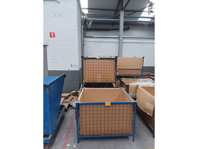 Lot 469 - metalen stapelbak. 4 stuks - afbeelding 2 van  3