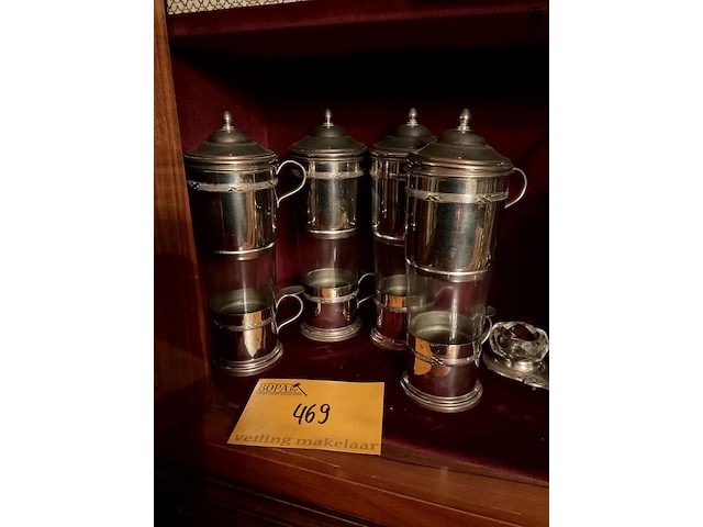 Lot 469 - verzilverde koffiefilters met bijhorende glazen, 4 stuks - afbeelding 1 van  1