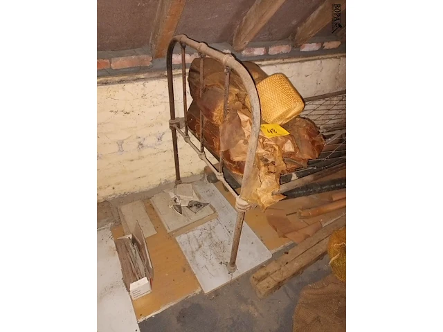 Lot 47 - antiek ijzeren bed - afbeelding 2 van  4