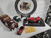 Lot 47 - diverse miniatuur auto's en bord limoges france - afbeelding 1 van  4