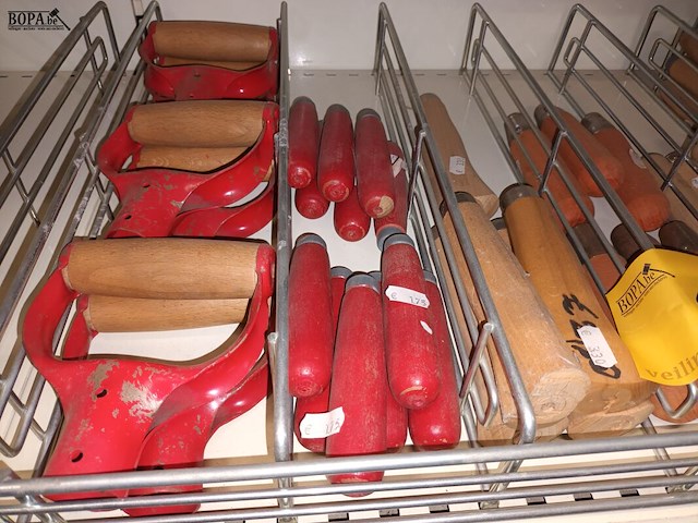 Lot 47 - gereedschap handgrepen. 88 stuks - afbeelding 2 van  4