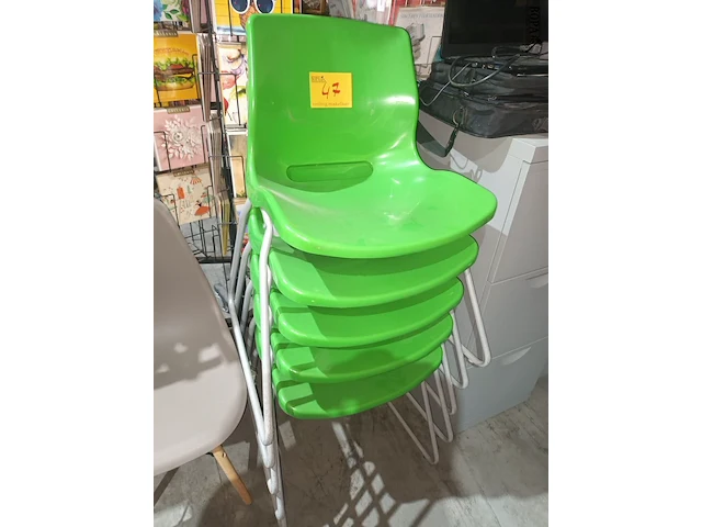 Lot 47 - groene stoel ikea. 5 stuks - afbeelding 1 van  5