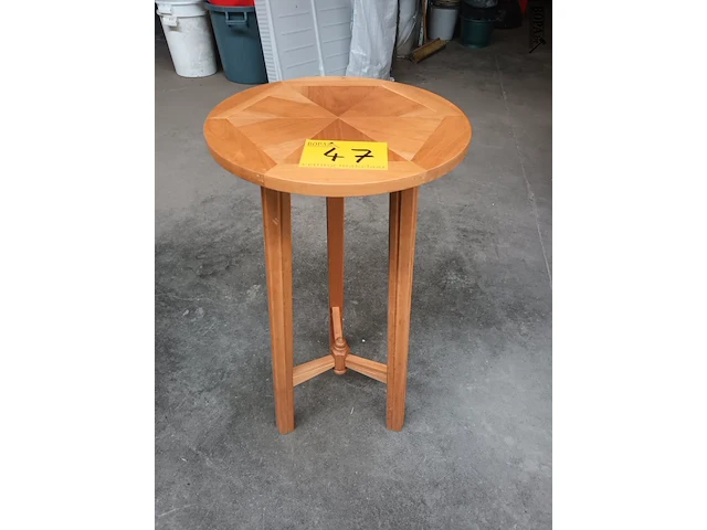 Lot 47 - houten plantenstaander - afbeelding 1 van  5
