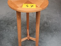 Lot 47 - houten plantenstaander - afbeelding 1 van  5