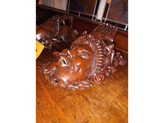 Lot 47 - houten siermaskers. 2 stuks - afbeelding 2 van  7