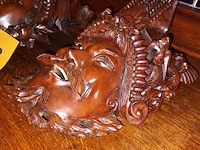 Lot 47 - houten siermaskers. 2 stuks - afbeelding 2 van  7