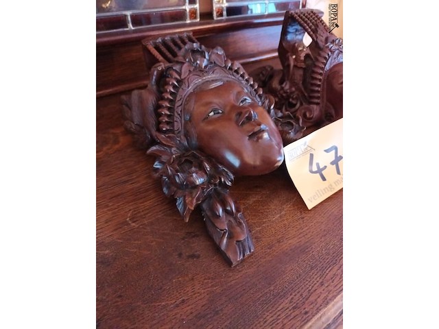 Lot 47 - houten siermaskers. 2 stuks - afbeelding 3 van  7