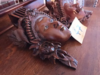 Lot 47 - houten siermaskers. 2 stuks - afbeelding 5 van  7