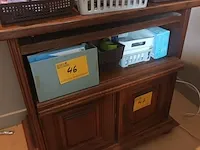 Lot 47 - houten tv kast - afbeelding 1 van  3