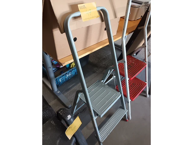 Lot 47 - metalen keukentrapje - afbeelding 2 van  3