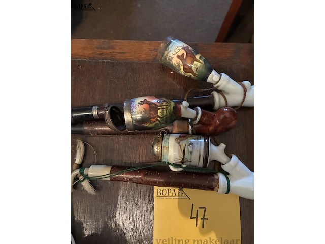 Lot 47 - stenen pijpen, 3 stuks - afbeelding 2 van  2