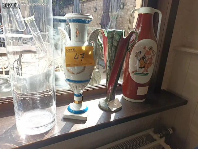 Lot 47 - vazen. 4 stuks - afbeelding 1 van  5
