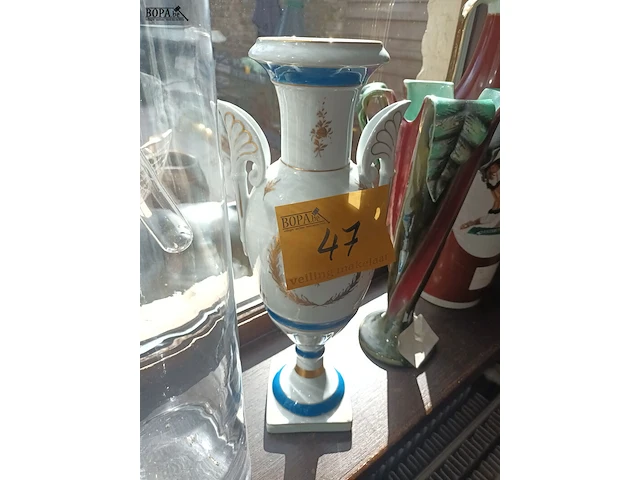 Lot 47 - vazen. 4 stuks - afbeelding 4 van  5