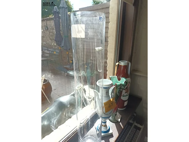 Lot 47 - vazen. 4 stuks - afbeelding 5 van  5