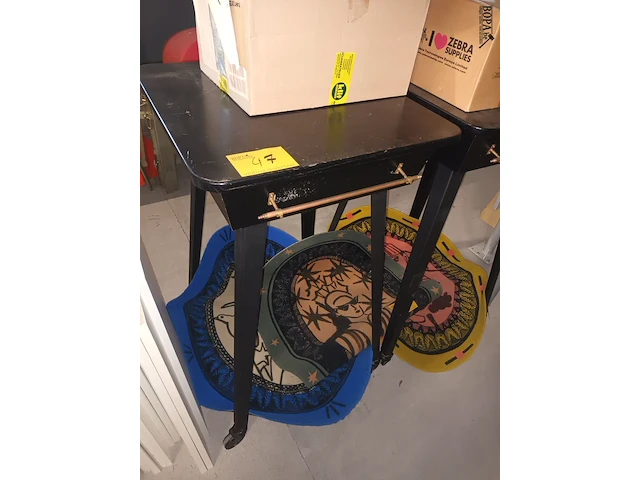 Lot 47 - zwarte houten tafel - afbeelding 1 van  4