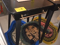 Lot 47 - zwarte houten tafel - afbeelding 1 van  4