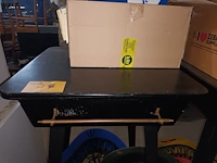 Lot 47 - zwarte houten tafel - afbeelding 2 van  4
