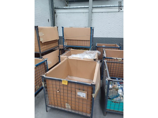 Lot 470 - metalen stapelbak. 5 stuks - afbeelding 1 van  2