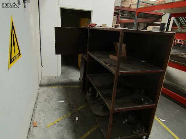 Lot 470 - rek en kastjes - afbeelding 1 van  2