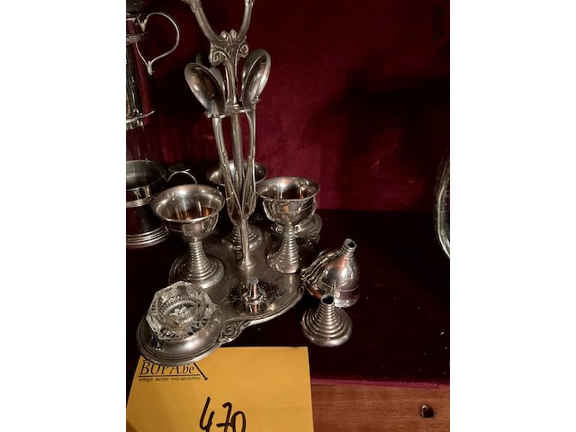 Lot 470 - verzilverde set voor eitjes, peper en zout lepeltjes - afbeelding 2 van  2