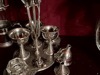 Lot 470 - verzilverde set voor eitjes, peper en zout lepeltjes - afbeelding 2 van  2