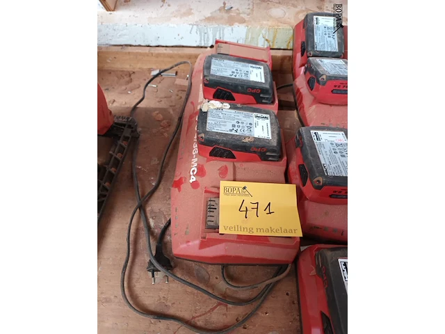 Lot 471 - lader en accu’s hilti - afbeelding 1 van  3
