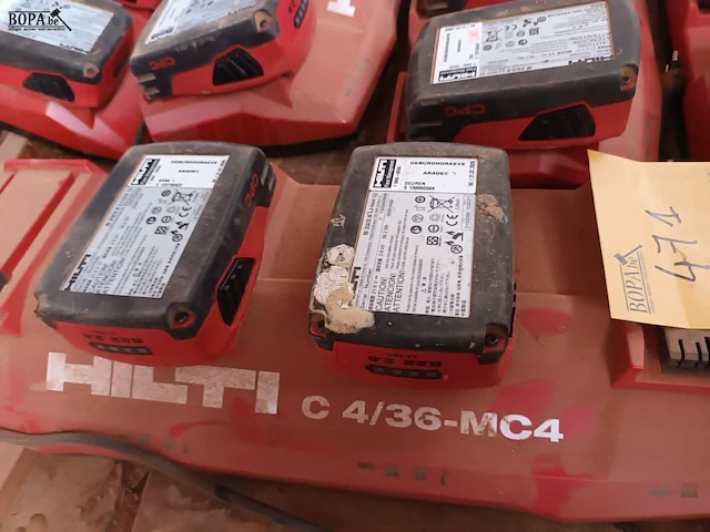 Lot 471 - lader en accu’s hilti - afbeelding 2 van  3