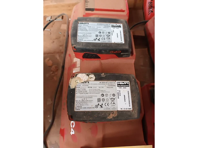 Lot 471 - lader en accu’s hilti - afbeelding 3 van  3