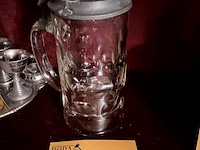 Lot 472 - bierkroes met tinnen deksel munchen - afbeelding 1 van  3