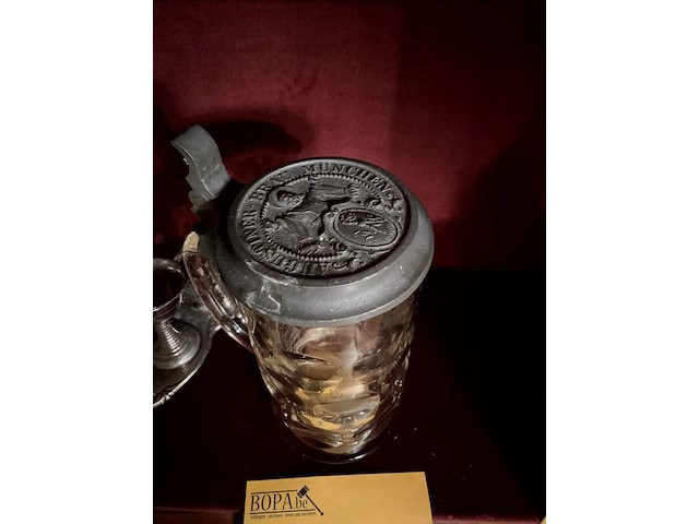 Lot 472 - bierkroes met tinnen deksel munchen - afbeelding 2 van  3