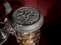 Lot 472 - bierkroes met tinnen deksel munchen - afbeelding 2 van  3