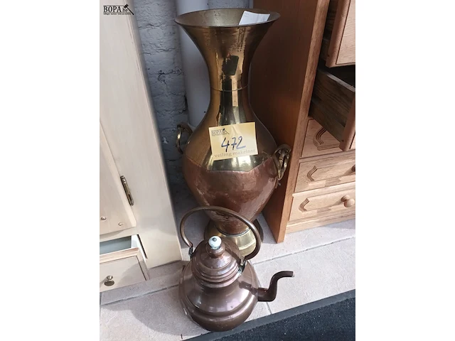 Lot 472 - koperen vaas en ketel - afbeelding 1 van  4