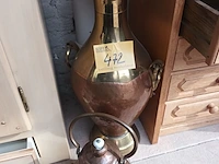 Lot 472 - koperen vaas en ketel - afbeelding 1 van  4