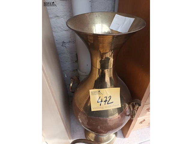 Lot 472 - koperen vaas en ketel - afbeelding 2 van  4