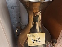 Lot 472 - koperen vaas en ketel - afbeelding 2 van  4
