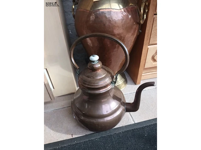 Lot 472 - koperen vaas en ketel - afbeelding 3 van  4