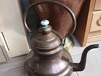 Lot 472 - koperen vaas en ketel - afbeelding 3 van  4